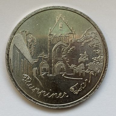 Eine Münze mit einem historisch gestalteten Gebäude Ruppiner Tor Gransee
