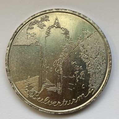 Eine Münze mit dem Schriftzug Pulverturm und einer architektonischen Darstellung.