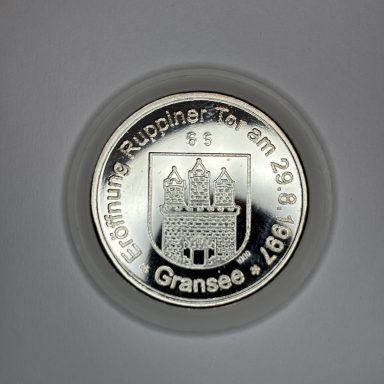 Silbern glänzende Medaille mit dem Wappen der Stadt Gransee und der Inschrift 29.8.1997.