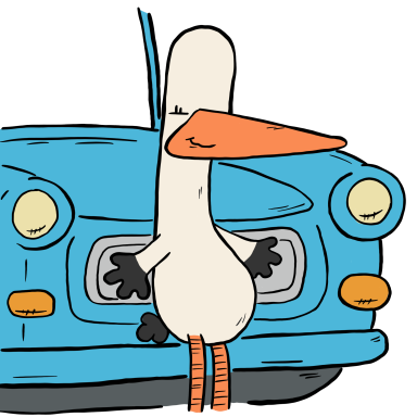 Ein fröhlicher Vogel steht vor einem blauen Auto und lächelt.
